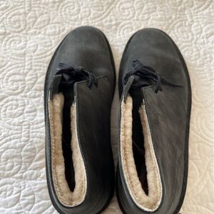 Clark’s Desert Boots Men’s Size 10. Black Suede. Crepe Sole; shearling fur lined